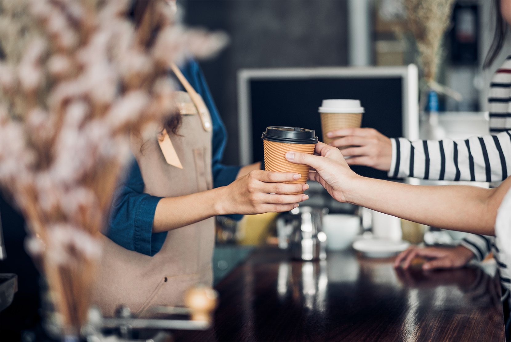 baristka-v-kaviarni-odovzdáva-kávu